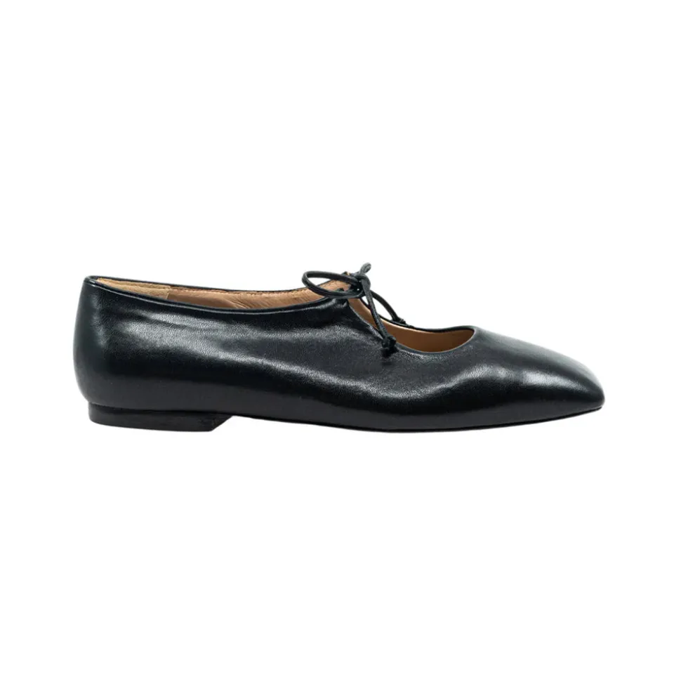 Amelia Flat in Leather
