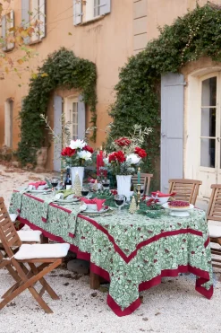 Baies de houx Tablecloth in Red & Green