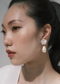 Carlla Earrings in Mother Of Pearl