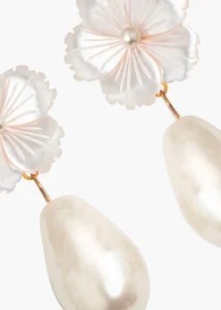 Carlla Earrings in Mother Of Pearl