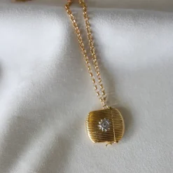 Ribbed Vesta Case Necklace