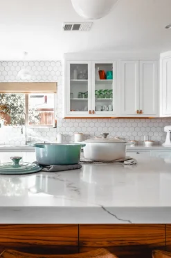 Signature Round Dutch Oven in Sea Salt