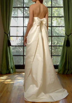 Strapless Petal Gown in Créme Peau De Soieê
