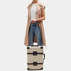 The Editor in Black Carryon