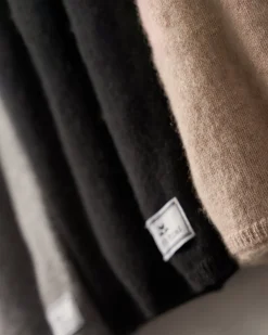 Women’s Cashmere Wrap in Dark Grey